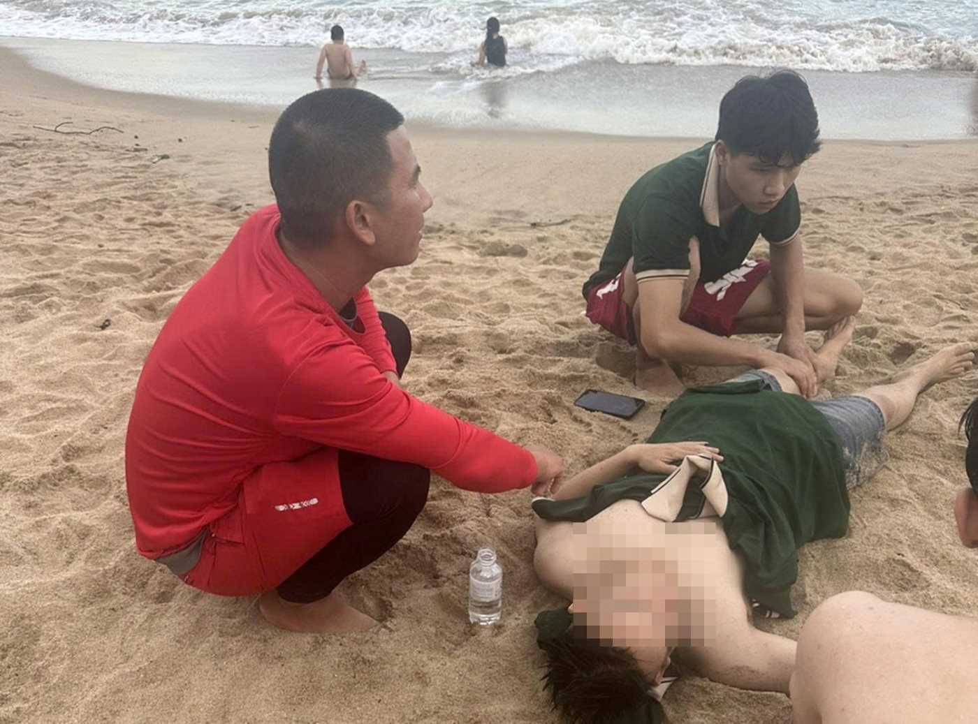 Cứu nam du khách Hà Nội bị đuối nước cách bờ biển Nha Trang gần 10m