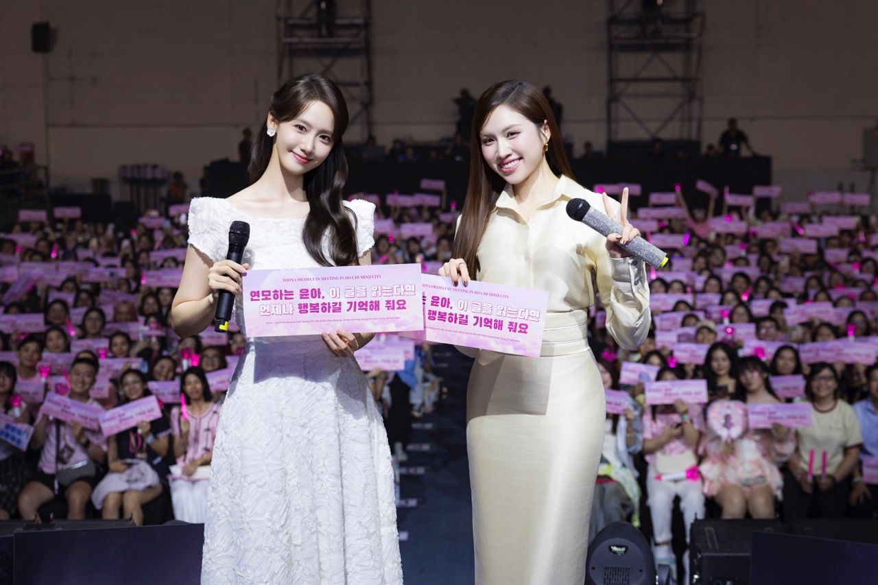 MC Thanh Thanh Huyen took a photo with Yoona. Photo: Organizing Committee.