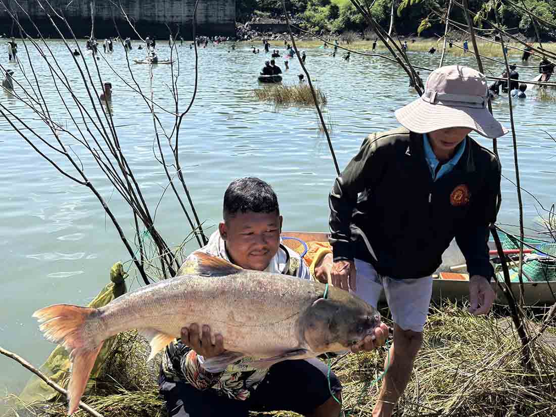 Close-up of people hunting for giant fish weighing more than 10 kg in the largest hydroelectric reservoir in the South when the dam is closed. Photo: HAC