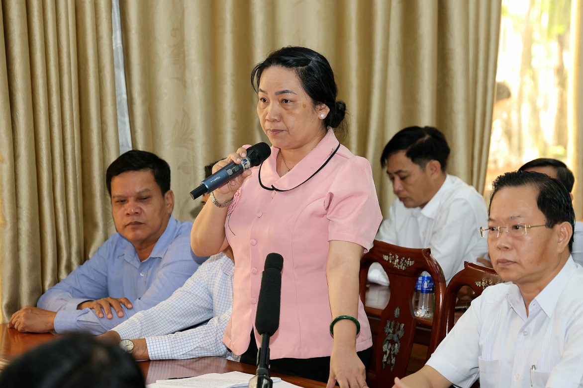 Cac cu tri tham gia y kien. Anh: Ta Quang