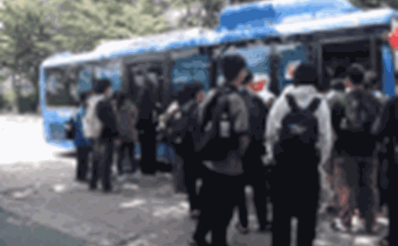 Ho Chi Minh City University village bus is crowded with people, students arrive early to pick up their bus but are still late for school