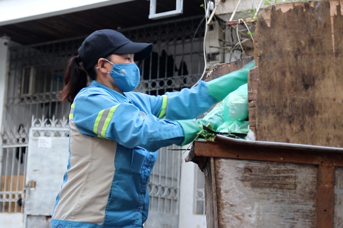 "The quiet flowers" keep Hanoi City clean and beautiful