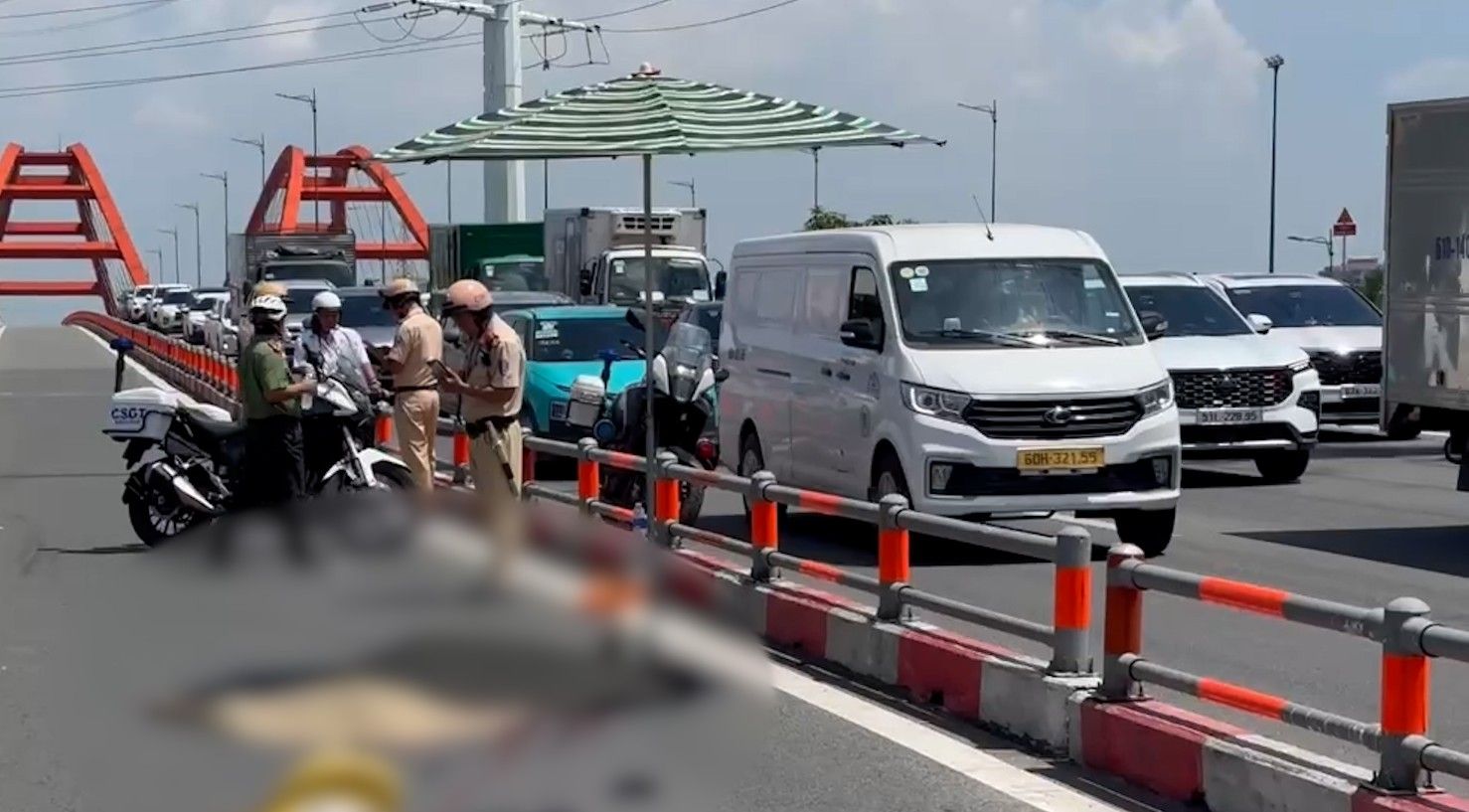 ビンロイ橋の坂道をバイクで下りた男性がその場で死亡、交通渋滞が発生