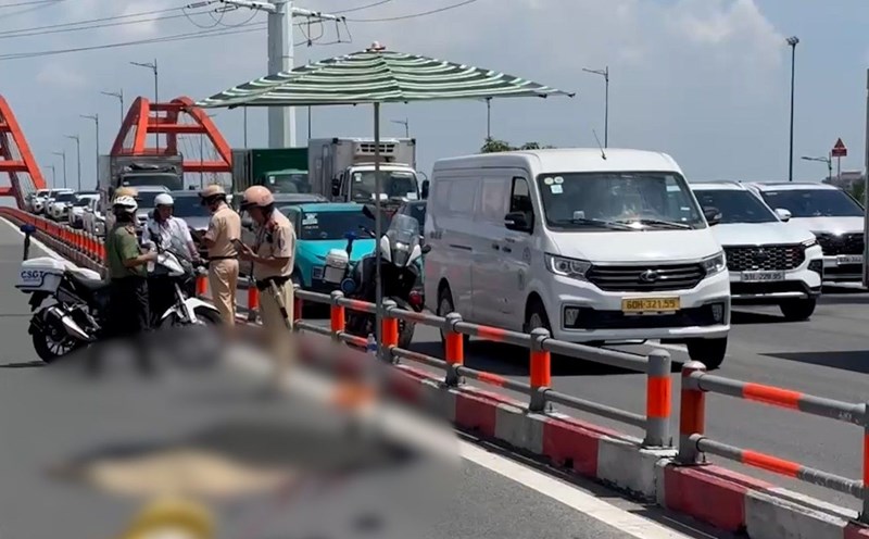 Man riding a motorbike down the slope of Binh Loi bridge died on the spot, traffic congestion