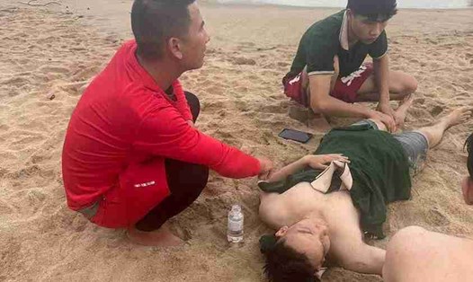 Cơ quan chức năng đã cứu kịp thời du khách Hà Nội bị sóng cuốn ở biển Nha Trang. Ảnh: BQL Vịnh Nha Trang