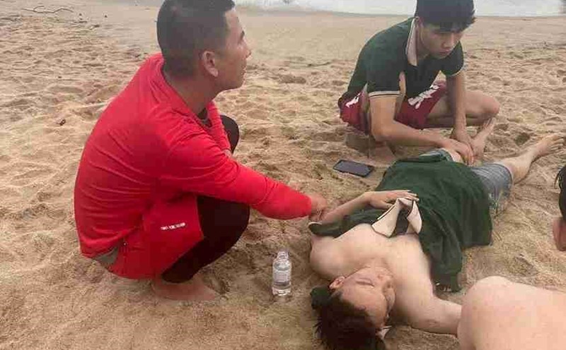 The authorities promptly rescued the Hanoian tourist swept away by waves in Nha Trang beach. Photo: Nha Trang Bay Management Board