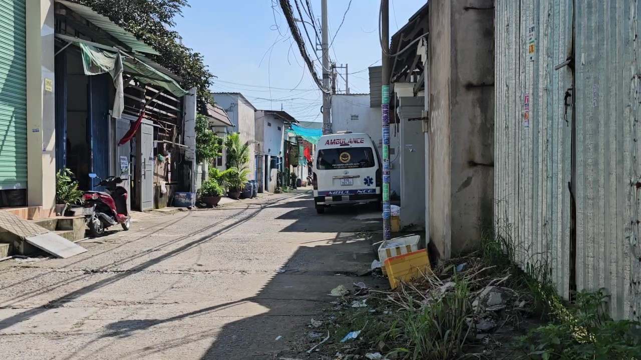 The alley into the rented room where the man was found dead. Photo: Dong Hoang