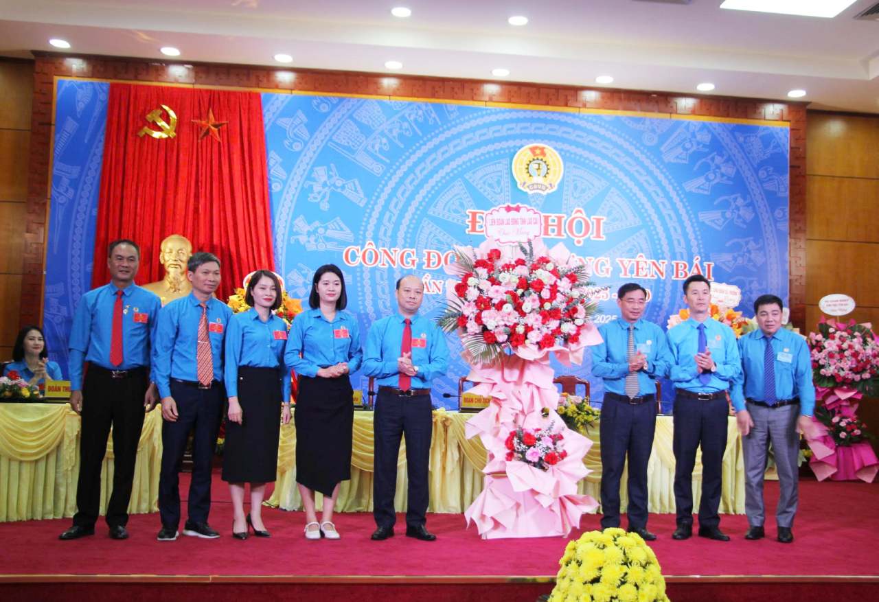 Lanh dao Lien doan Lao dong tinh Lao Cai tang hoa chuc mung thanh cong Dai hoi. Anh: Van Duc