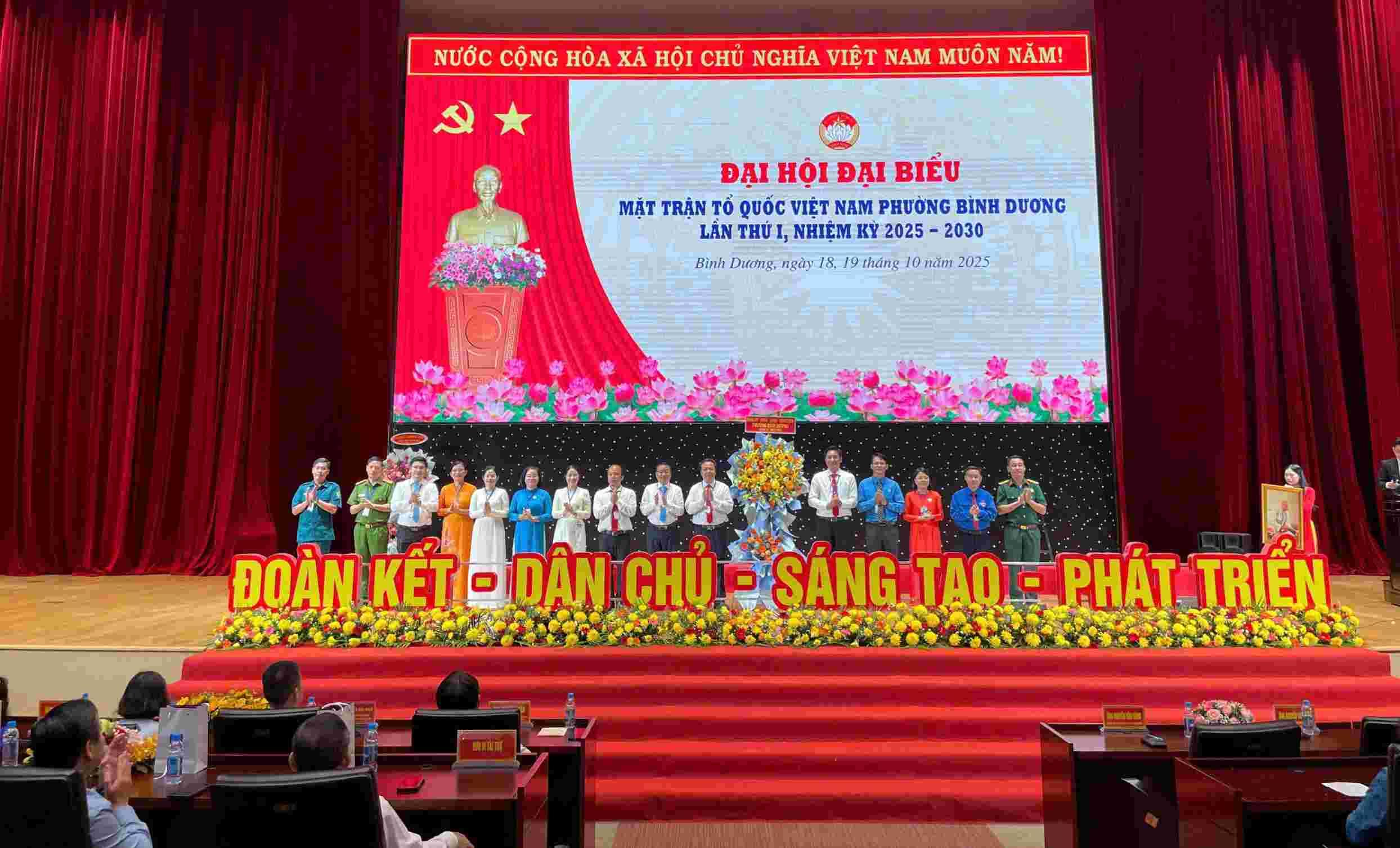 Lanh dao phuong Binh Duong tang hoa chuc mung dai hoi. Anh: Dinh Trong
