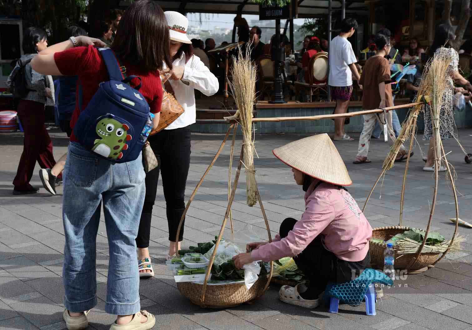 Hang hoa duoc dat duoi dat canh nhieu buoc chan nguoi qua lai. Anh: Quoc Huy