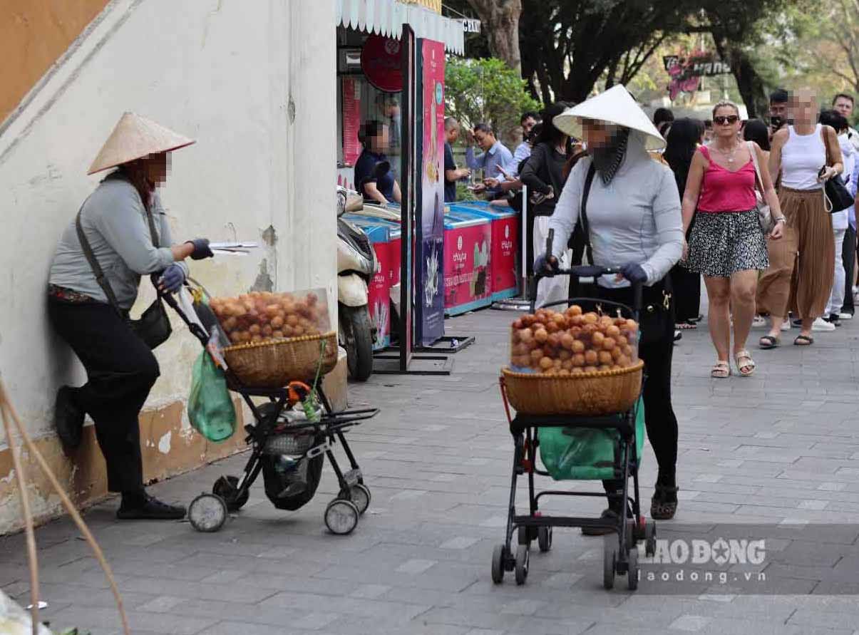 Xe ban hang rong duoc trang bi banh xe de di chuyen moi khi gap luc luong chuc nang. Anh: Quoc Huy
