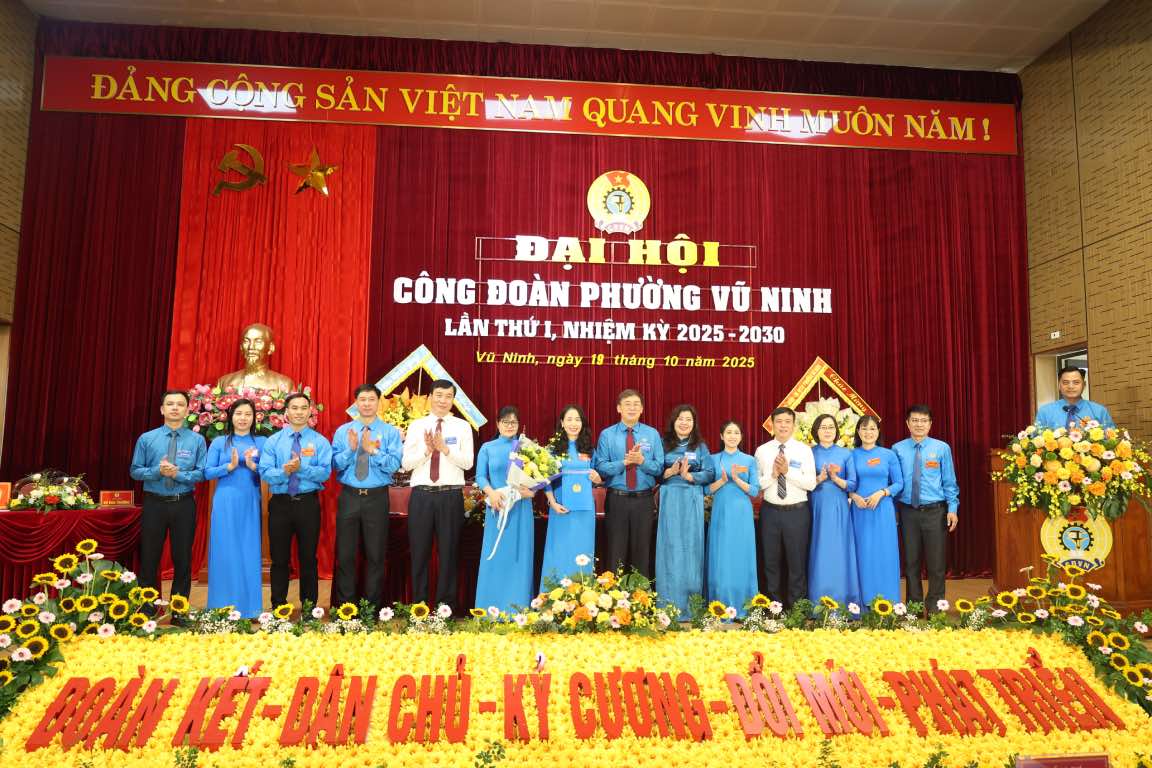 Cac dong chi lanh dao tang hoa va trao quyet dinh cho Ban Chap hanh Cong doan Phuong Vu Ninh. Anh: Quyet Chien
