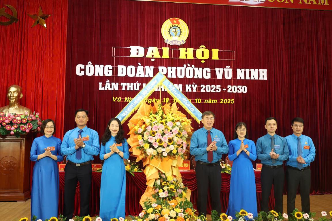 The leaders of the Provincial Federation of Labor presented flowers to congratulate the Vu Ninh Ward Trade Union Congress. Photo: Quyet Chien