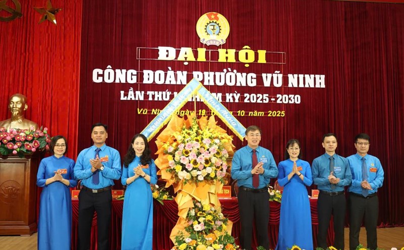 The leaders of the Provincial Federation of Labor presented flowers to congratulate the Vu Ninh Ward Trade Union Congress. Photo: Quyet Chien