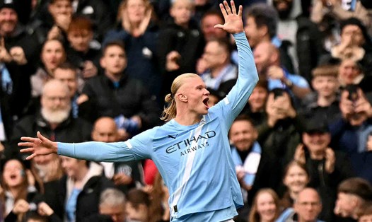 Erling Haaland lập cú đúp vào lưới Everton.  Ảnh: AFP
