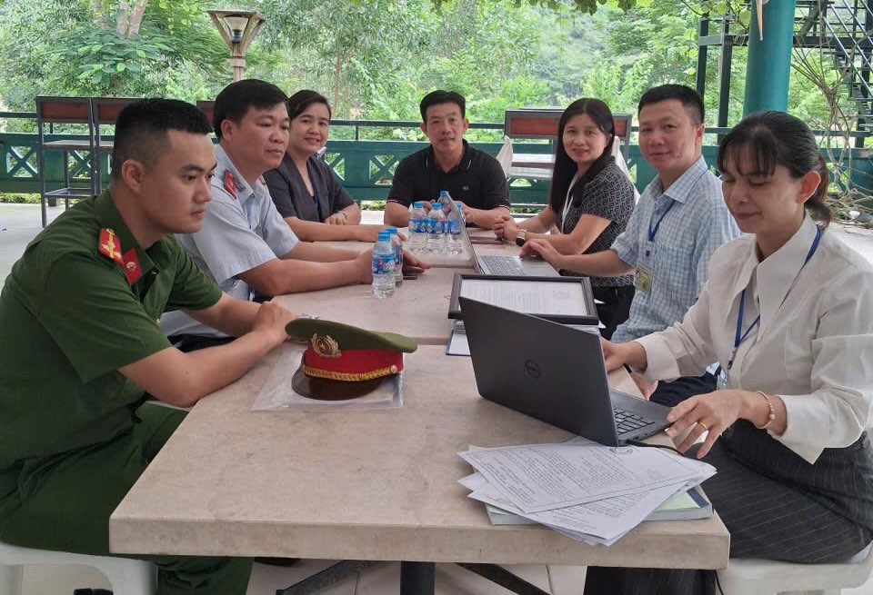 Tuyên truyền đến các cơ sở kinh doanh về phòng, chống hoạt động mại dâm. Ảnh: Kim Oanh