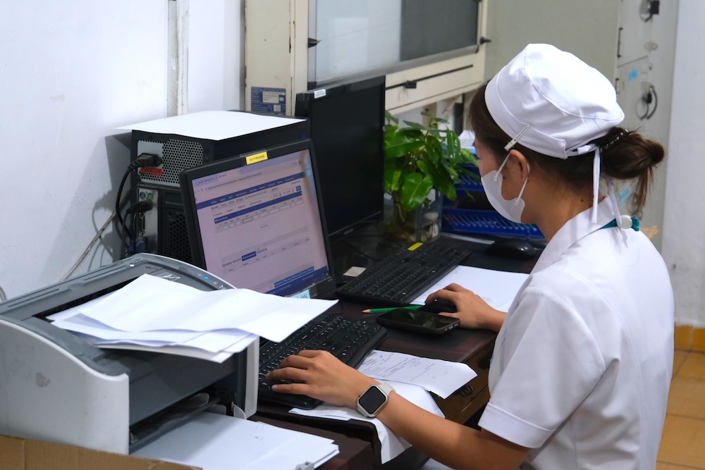 Nhan vien y te thuc hien Benh an dien tu cho nguoi dan o Can Tho. Anh: Phong Linh.