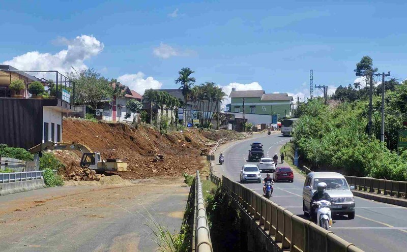 After nearly a year of standing still, the road connecting the new Dai Nga bridge on National Highway 20 is being cleared for traffic. Photo: Phuc Khanh
