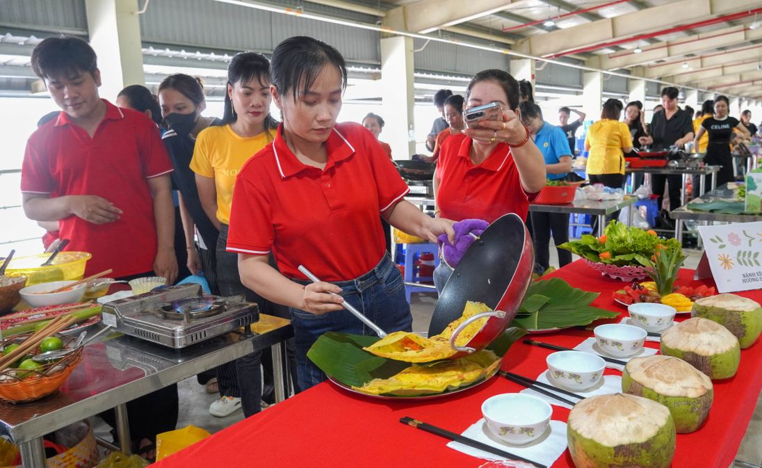 Doan vien, cong nhan lao dong the hien su kheo leo voi viec lam banh xeo. Anh: Puong