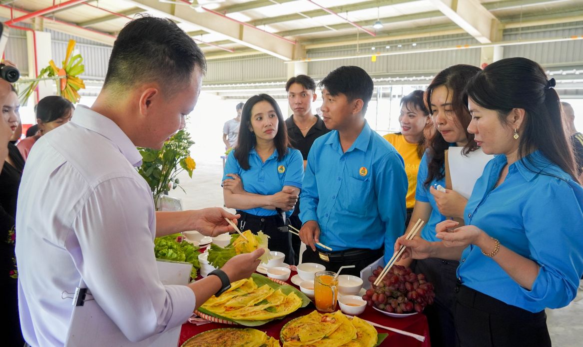 Ban Giam khao dung banh xeo va cham diem cho cac doi thi. Anh: Phuong Anh