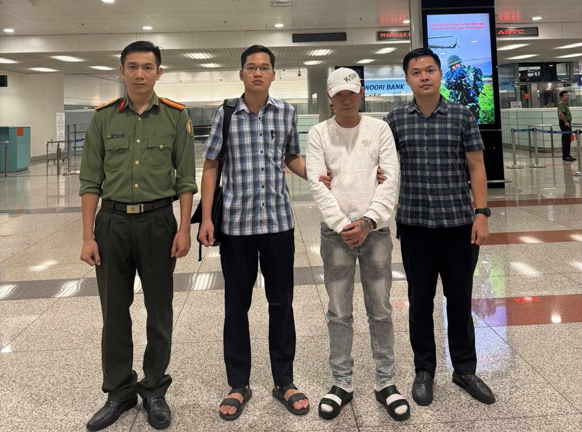 Bắt giữ Nguyễn Văn Chiến tại sân bay Nội Bài vào đêm ngày 14.10.2025. Ảnh: Công an Quảng Ninh