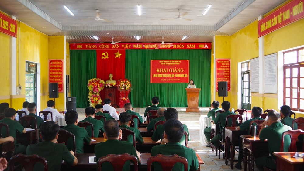 Quang Tri Border Guard soldiers learn Bru - Van Kieu language. Photo: Anh Quan