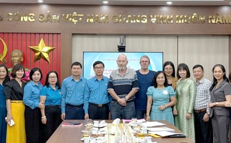 La mesa redonda para compartir experiencias en actividades sindicales entre el Sindicato de Agricultura y Medio Ambiente de Vietnam y UIS tiene muchos contenidos practicos. Foto: CDN