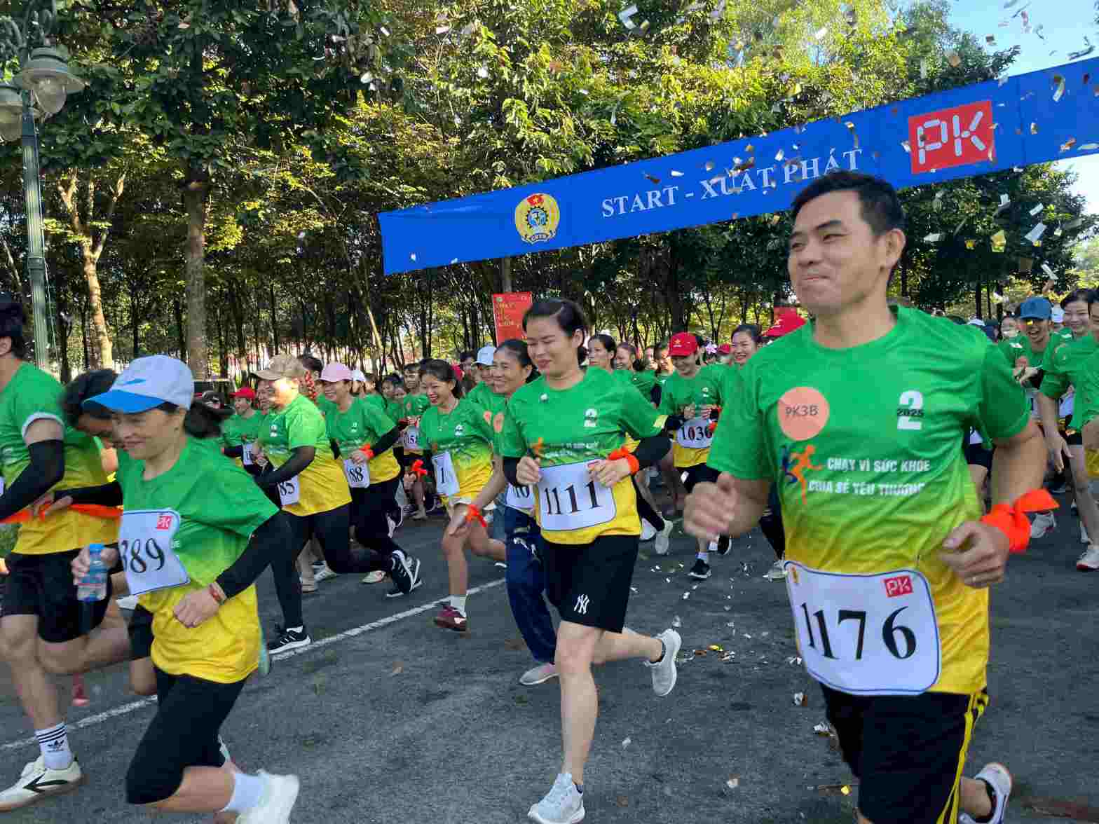 500 van dong vien la cong nhan lao dong, can bo va lanh dao cong ty cung tham gia giai chay. Anh: Dinh Trong