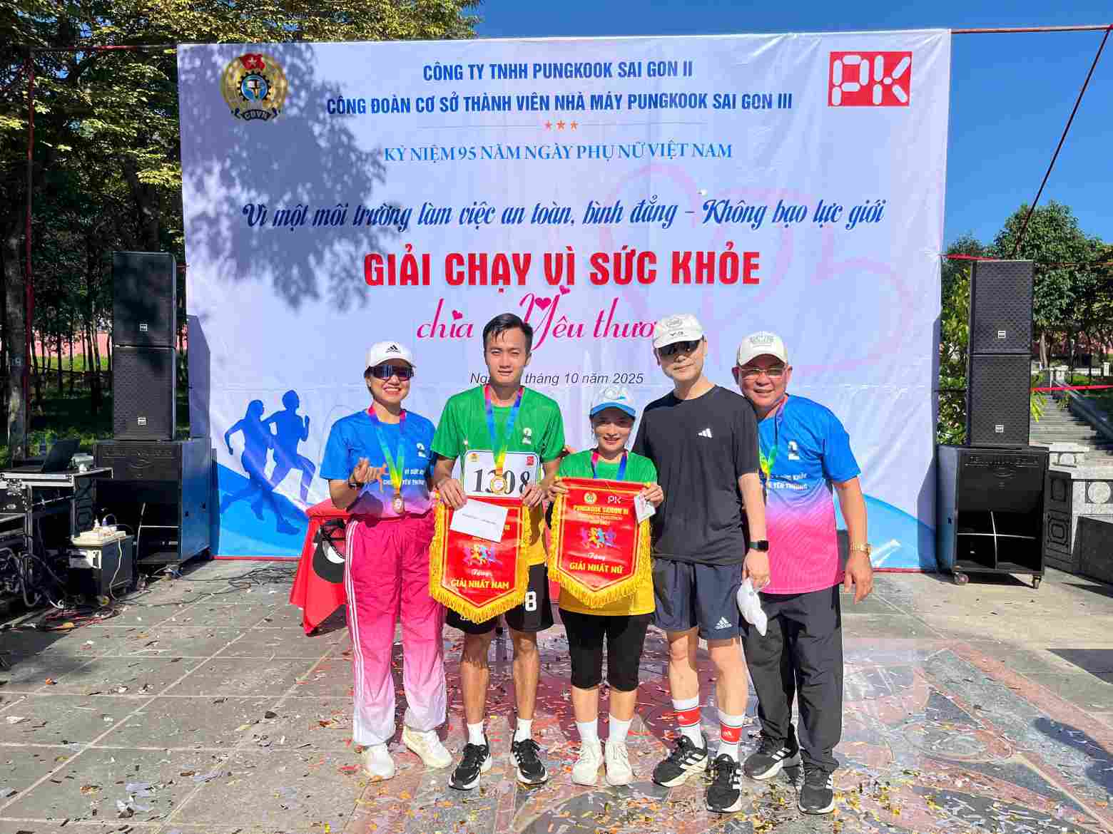 Lanh dao cong ty trao giai nhat cho 2 van dong vien dat giai nhat.Anh: Dinh Trong