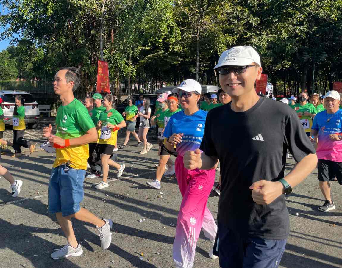 The factory director in Ho Chi Minh City joined the workers in the race. Photo: Dinh Trong