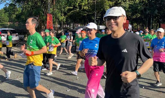 Giám đốc nhà máy ở TPHCM hòa mình vào đường chạy cùng công nhân lao động. Ảnh: Đình Trọng