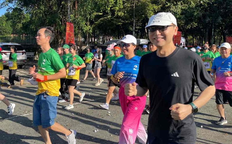 The factory director in Ho Chi Minh City joined the workers in the race. Photo: Dinh Trong