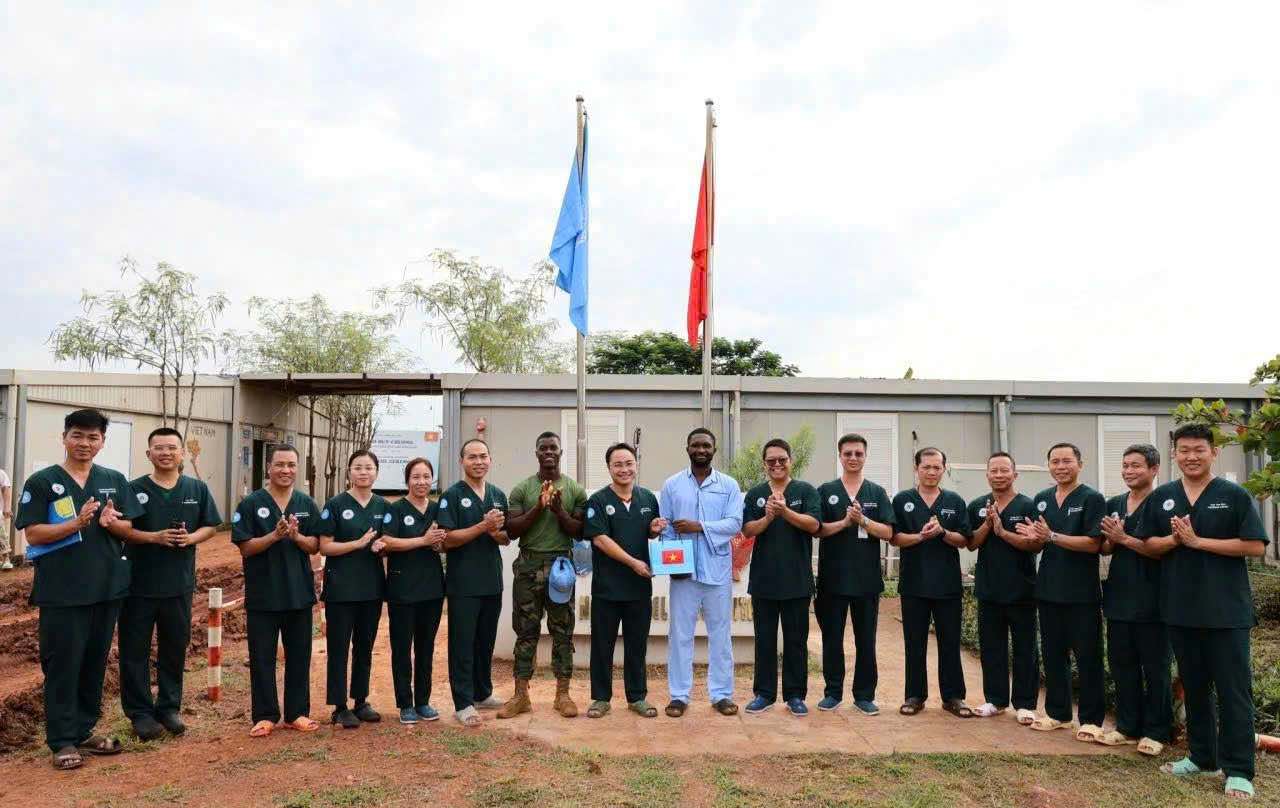 Nhung quan y Viet Nam phoi hop dieu tri benh cho nguoi dan tai Nam Sudan duoc chinh quyen dia phuong danh gia cao. Anh: Ngoc Cuong
