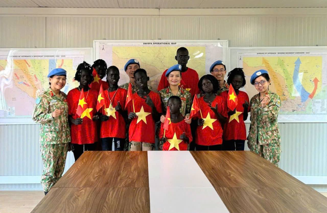 Vietnamese soldiers teach children in South Sudan to sing and speak Vietnamese. Photo: Ngoc Cuong
