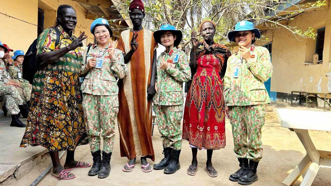 Nu quan nhan Viet Nam chup anh luu niem cung nguoi dan tai Nam Sudan. Anh: Ngoc Cuong