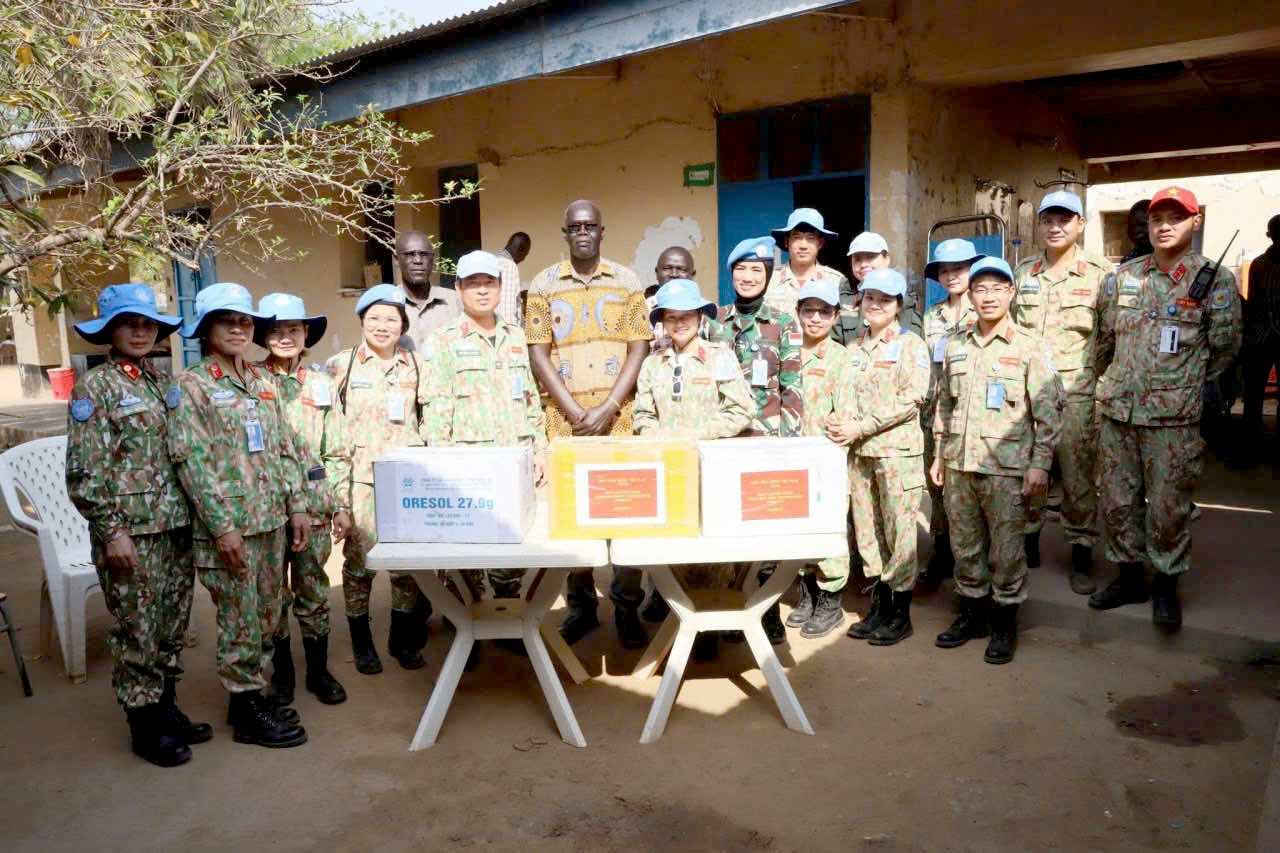 Kham benh va cho thuoc mien phi nguoi dan o Nam SuDan. Anh: Ngoc Cuong