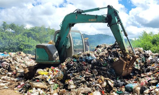 Rác thải chưa được xử lý nguy cơ ô nhiễm nặng ở làng Nhing, xã Biển Hồ. Ảnh: Thanh Tuấn