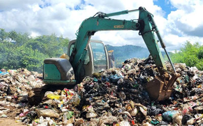 Untreated waste is at risk of severe pollution in Nhing village, Bien Ho commune. Photo: Thanh Tuan