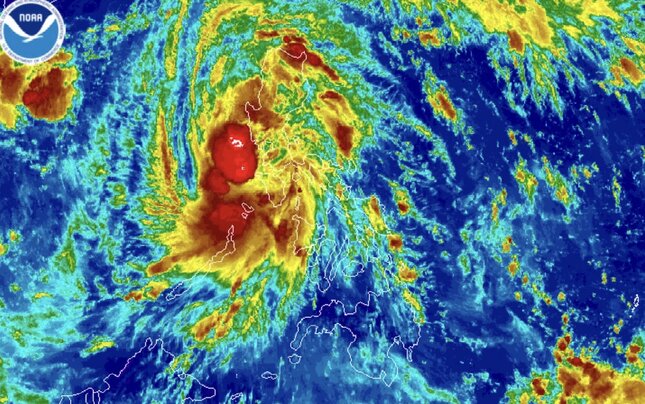 Forecast of the path of storm No. 12 Fengshen. After passing through Manila Bay, the storm is expected to pass through Central Luzon on October 19. Photo: NOAA