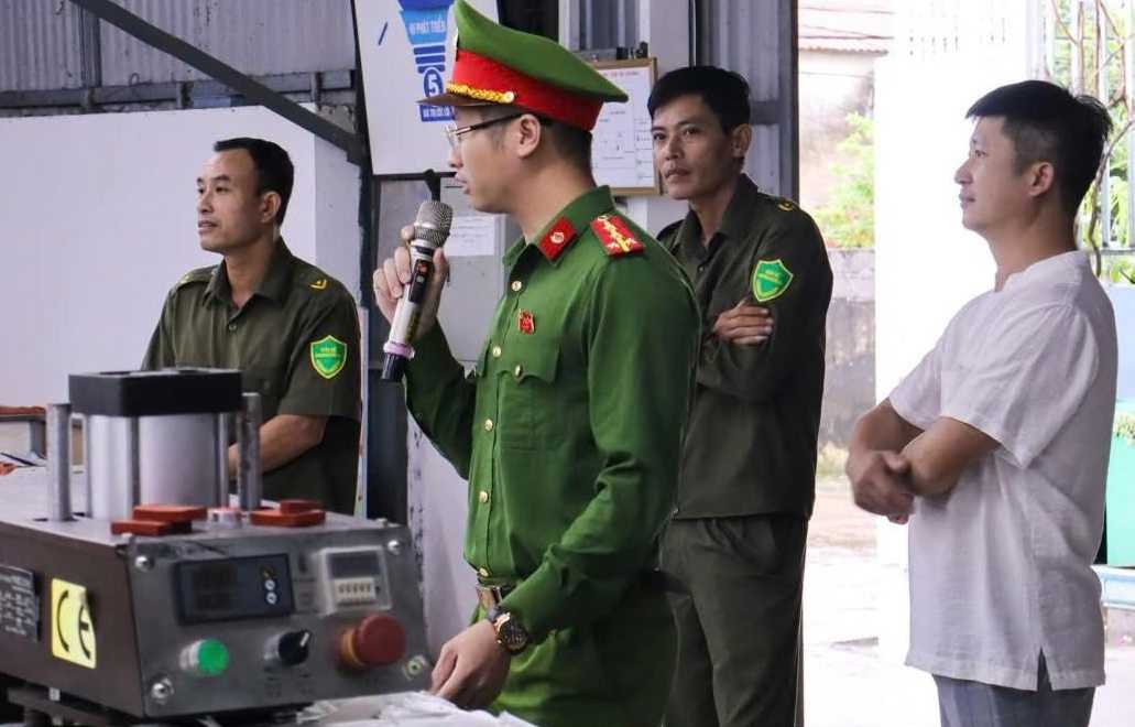 Can bo Cong an xa Minh Tho tuyen truyen, pho bien Luat Giao thong duong bo cho cong nhan Cong ty TNHH Son Ha GLOBAL. Anh: Cong an tinh Hung Yen