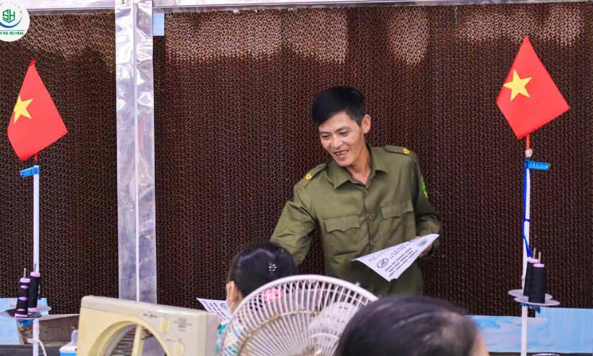 Representative of Minh Tho Commune Police guides safe traffic skills. Photo: Hung Yen Provincial Police