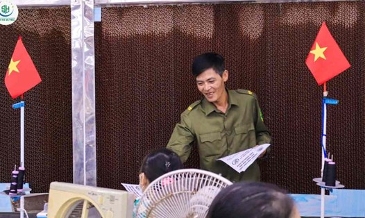 Đại diện Công an xã Minh Thọ hướng dẫn kỹ năng tham gia giao thông an toàn. Ảnh: Công an tỉnh Hưng Yên