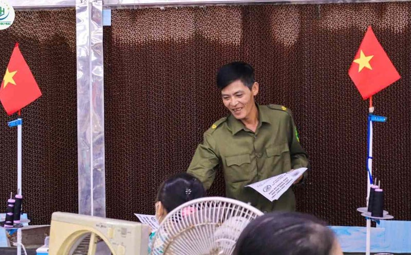 Representative of Minh Tho Commune Police guides safe traffic skills. Photo: Hung Yen Provincial Police