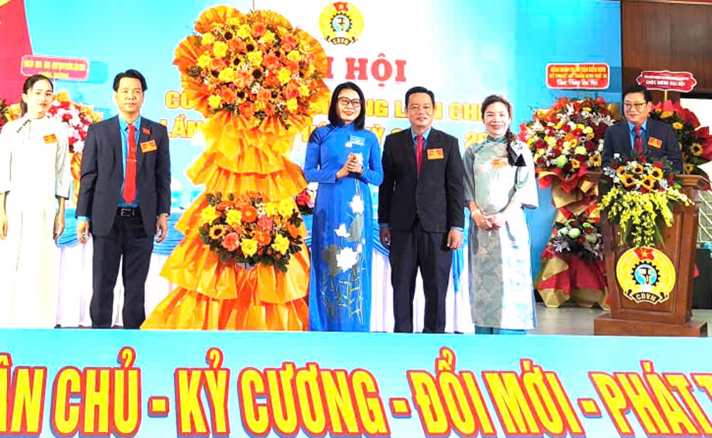 Ms. Phan Thi Thuy Linh - President of the Da Nang City Labor Federation (4th from left) presented flowers to congratulate the first Lien Chieu Ward Trade Union Congress. Photo: Tuong Minh