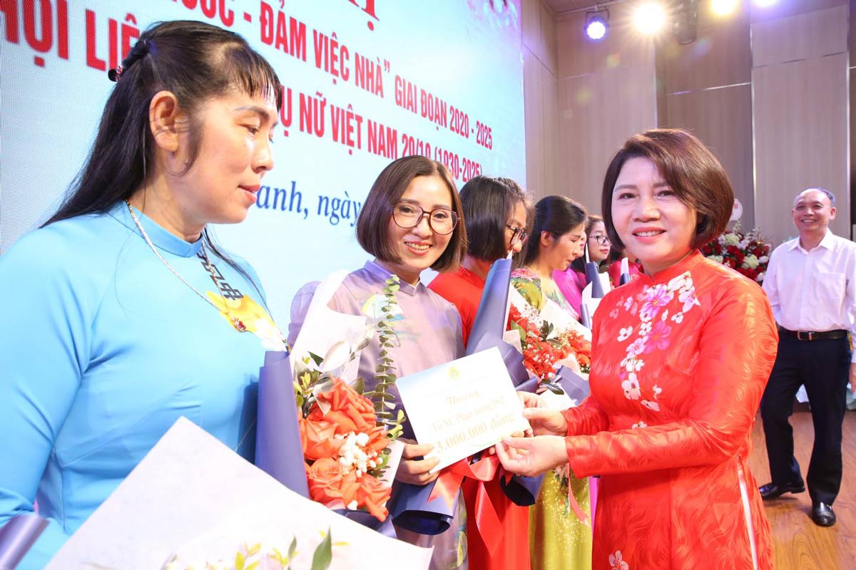 Ms. Nguyen Thi Minh - Vice President of the Vietnam Coal and Mineral Industries Trade Union presented flowers and awards to outstanding women's groups. Photo: Uong Bi Coal Company