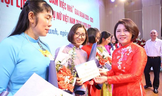 Bà Nguyễn Thị Minh – Phó Chủ tịch Công đoàn Than - Khoáng sản Việt Nam tặng hoa, phần thưởng cho các tổ nữ công tiêu biểu. Ảnh: Công ty Than Uông Bí