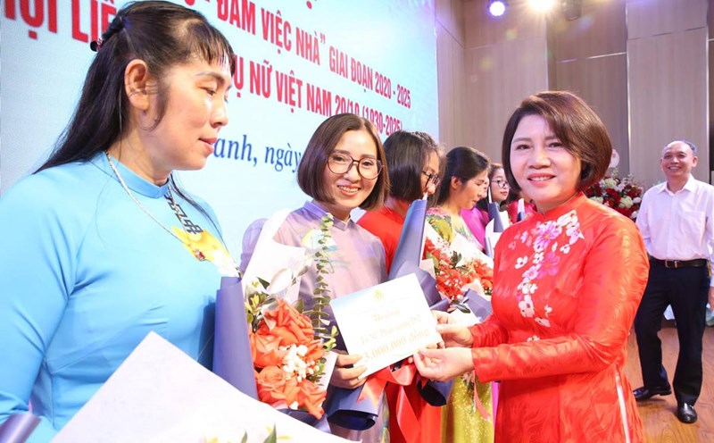 Ms. Nguyen Thi Minh - Vice President of the Vietnam Coal and Mineral Industries Trade Union presented flowers and awards to outstanding women's groups. Photo: Uong Bi Coal Company