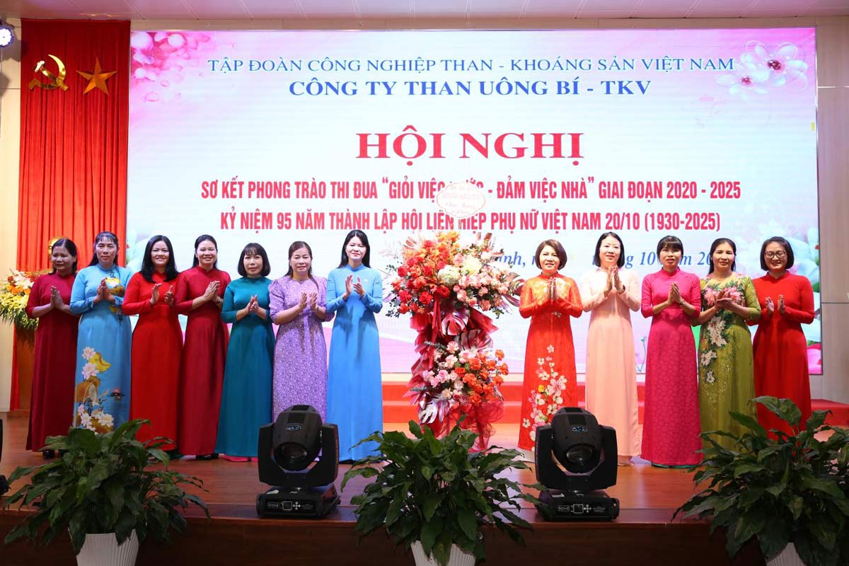 Lanh dao Cong doan Than Khoang San Viet Nam tang hoa chuc mung hoi nghi. Anh: Cong ty Than Uong Bi