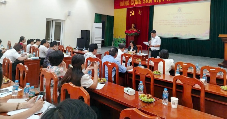 The Executive Committee of the Dong Nga Ward Trade Union discussed and approved the plan to organize the first Congress, term 2025 - 2030. Photo: CDP