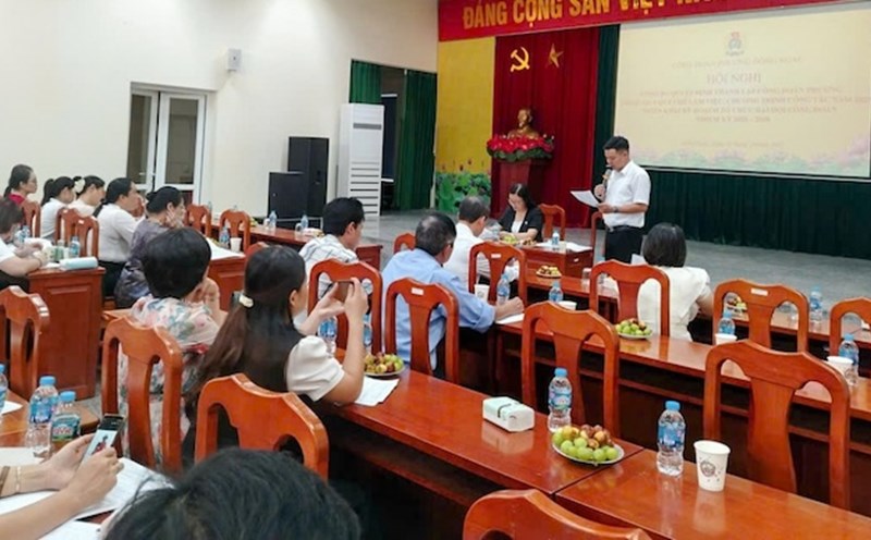The Executive Committee of the Dong Nga Ward Trade Union discussed and approved the plan to organize the first Congress, term 2025 - 2030. Photo: CDP